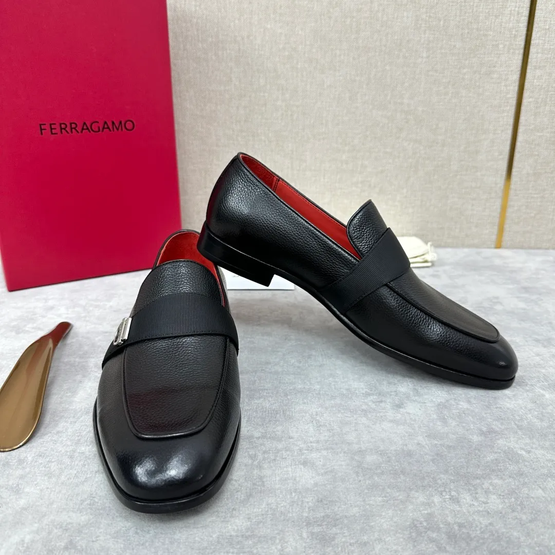 [Ferragamo] Top P: 960💰 Number of yards: 39~44 (38.45.46. Custom-made, non-refundable) Ferragamo** counters synchronize new models of men's loafers that can be worn casually or formally. The classic shape embodies the fashionable charm of formal wear, and the newly designed proportions are more modern. These loafers are made of imported open-edge beaded cowhide/fine calfskin/cow suede material. The upper is decorated with webbing, and the side is privately molded with silver Gancini buckles. The double stitching details add to the fashionable charm. Adopting a special "Original" structure and going through multiple processes, the soles are almost entirely handmade. Unique processing technology demonstrates exquisite craftsmanship. The original privately modeled genuine leather outsole is paired with a personalized rubber backing. It is comfortable, non-slip and wear-resistant. It can be worn as a slip-on. Exquisite hand-stitching. The workmanship is as fine as that of a store. The original color calfskin lining is sweat-absorbent, anti-odor, comfortable and breathable. The heel is also decorated with a rubber patch to perfectly improve the grip performance.